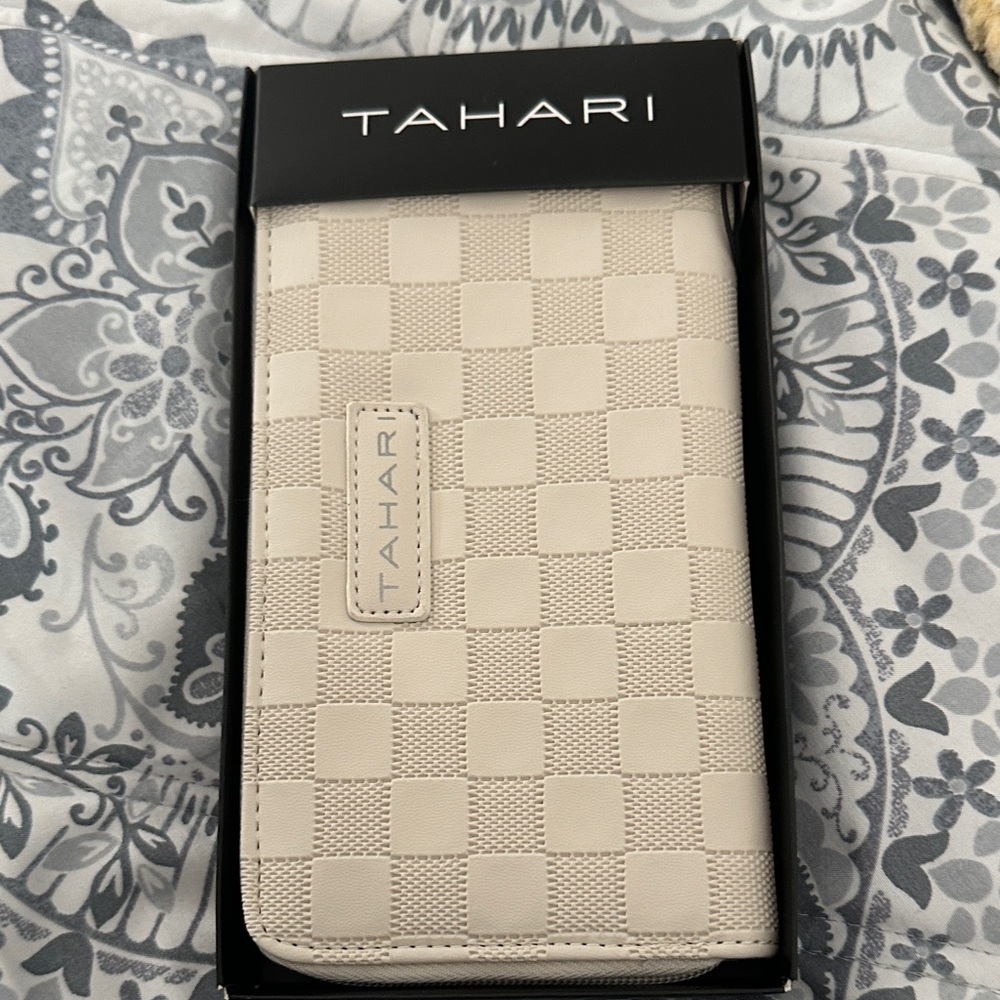 Tahari Delta Check Wallet RFI Wallet